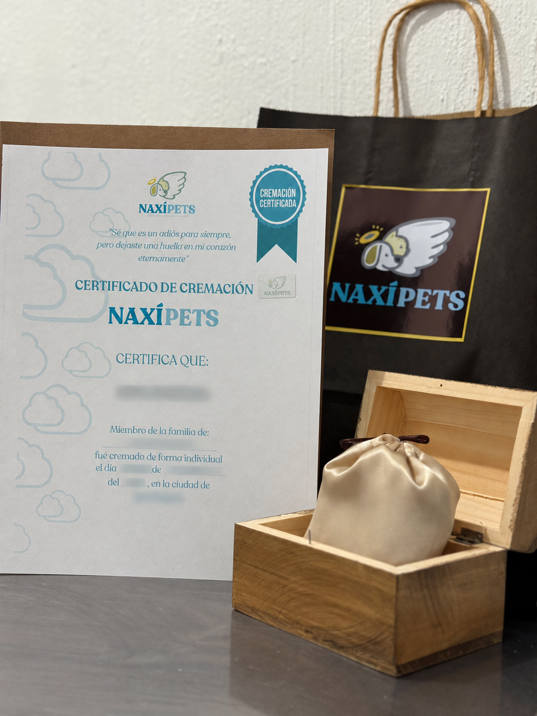 Presentación de entrega de un servicio de cremación NaxíPets con certificado y urna de madera